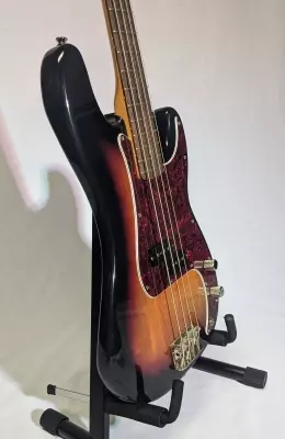 Squier - Classic Vibe '60s Precision Bass, Laurel Fingerboard - 3-Tone Sunburst 2